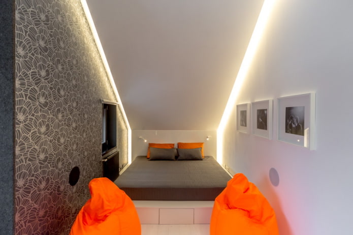 schmales Schlafzimmer im Dachgeschoss