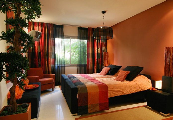 schwarz-orangefarbenes Interieur