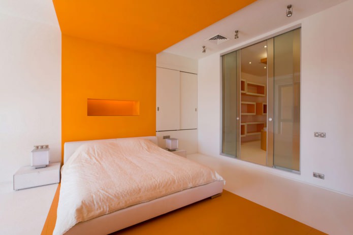 weißes und orangefarbenes Schlafzimmer