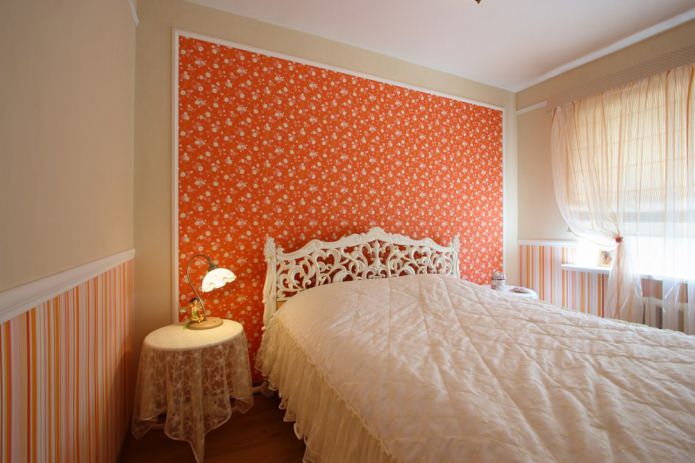 Wand mit orangefarbener Tapete bedeckt
