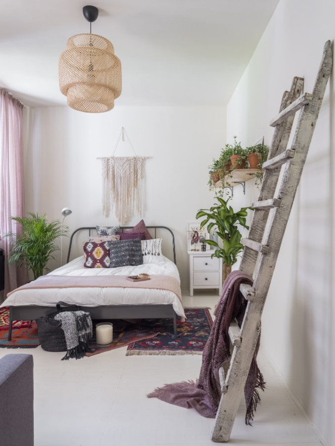 Schlafzimmer mit weißen Wänden