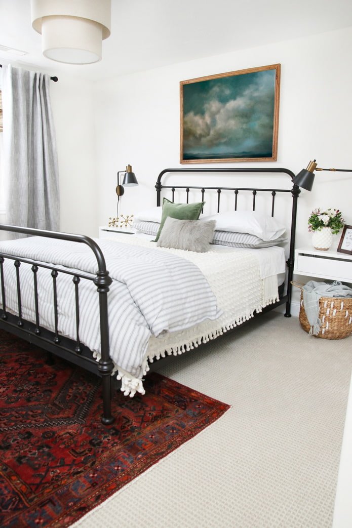 Schmiedeeisernes Bett im Schlafzimmer