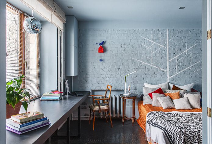 Blaue Ziegelwand im Schlafzimmer