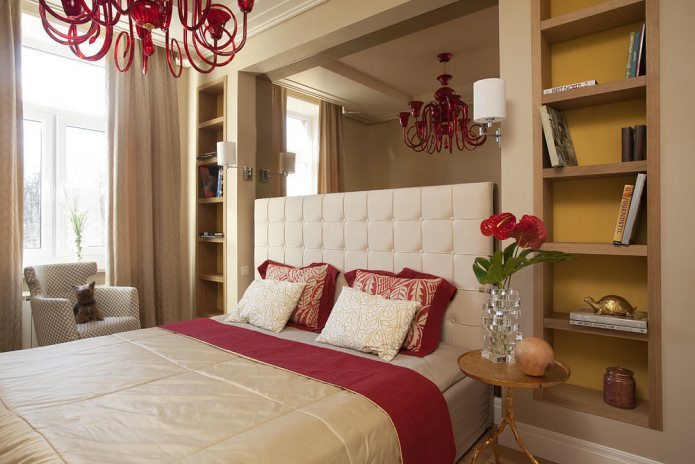 Schlafzimmer mit Nischen in der Wand und Spiegeloberfläche