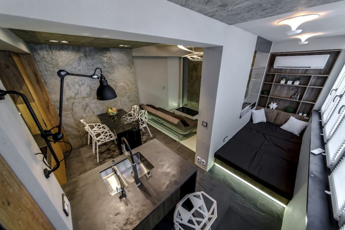 Innenansicht eines Studio-Apartments mit Balkon