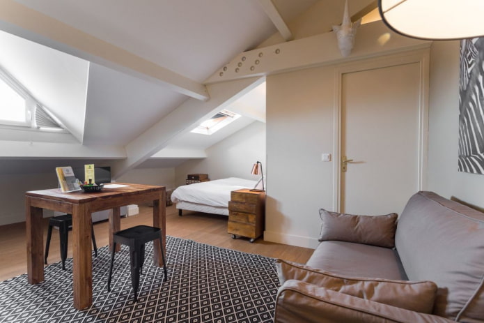 Möbelanordnung im Inneren eines Studio-Apartments