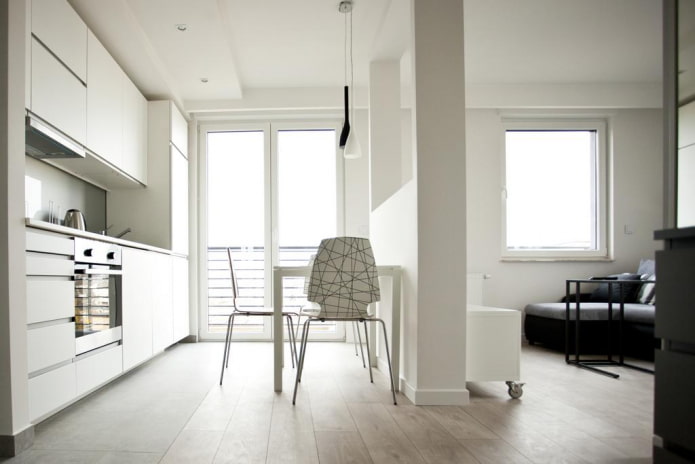 Studio-Apartment-Innenraum mit zwei Fenstern