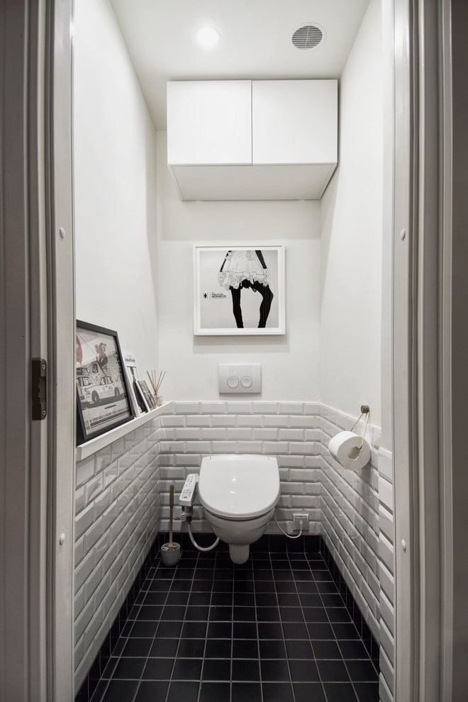 Möbel in der Toilette in einer Chruschtschow-Wohnung