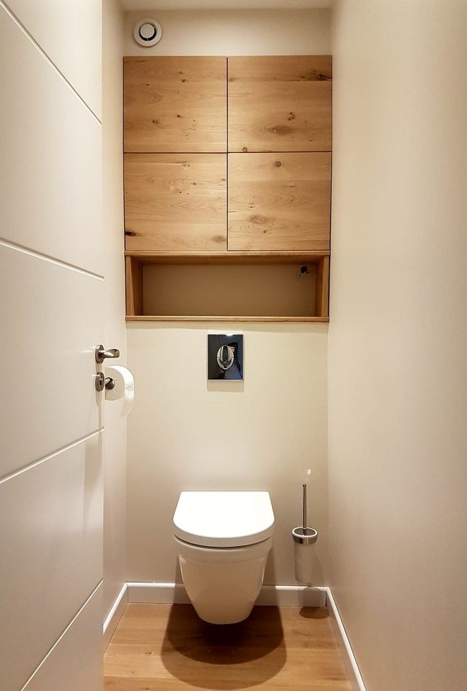 Möbel in der Toilette in einer Chruschtschow-Wohnung