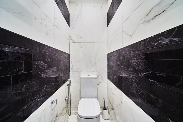 Toilettendekoration in einer Chruschtschow-Wohnung