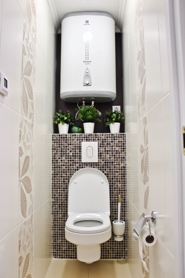 Rohrleitungen im Inneren der Toilette in einer Chruschtschowka-Wohnung