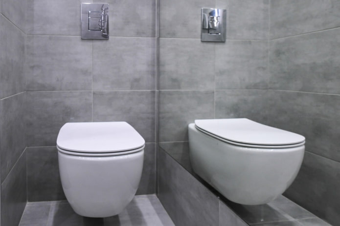 Innenansicht der Toilette in einer Chruschtschowka-Wohnung