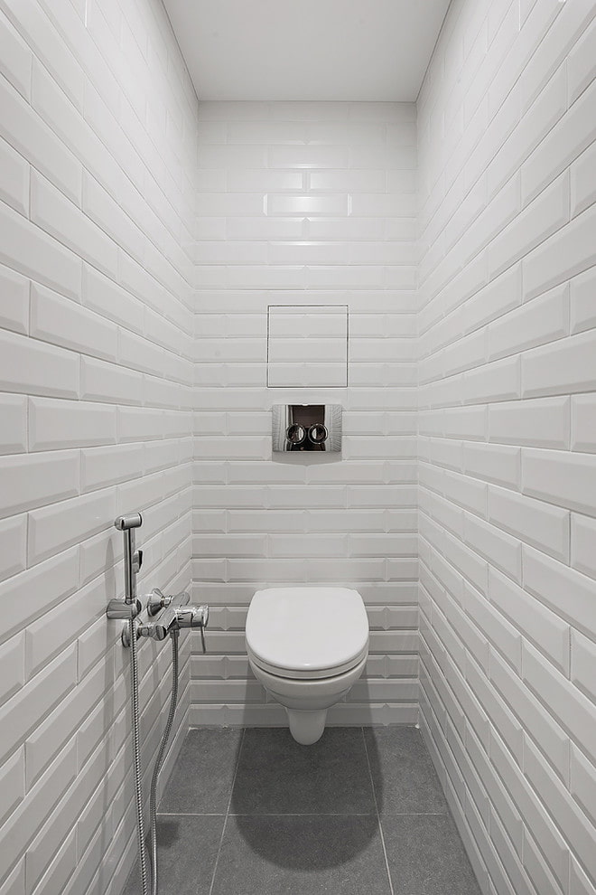 Veredelung einer Toilette in einer Wohnung im Chruschtschow-Stil