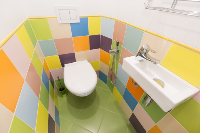 Sanitärarmaturen im Inneren einer Toilette in einer Wohnung aus der Chruschtschow-Ära