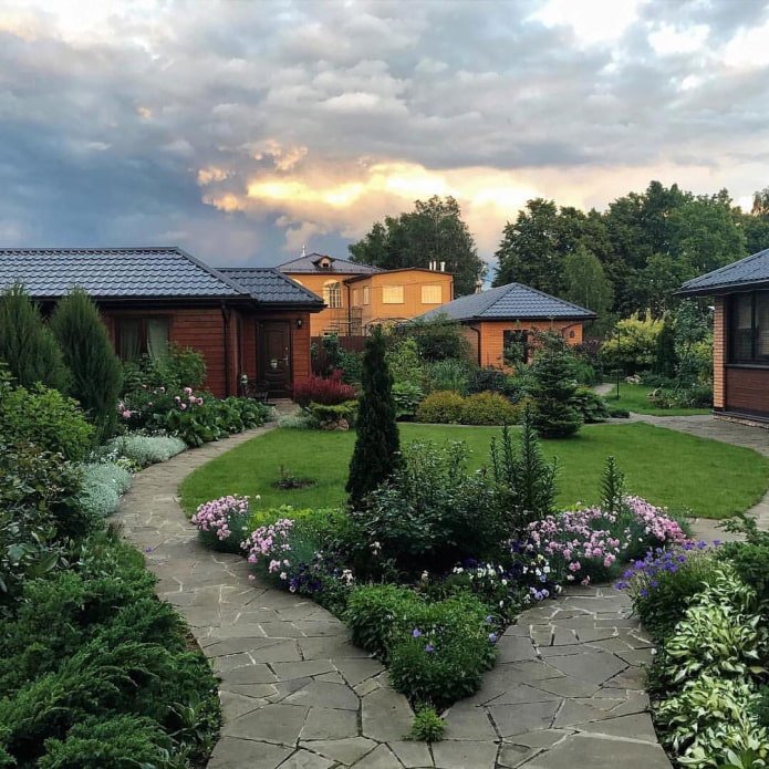 Wege im Garten