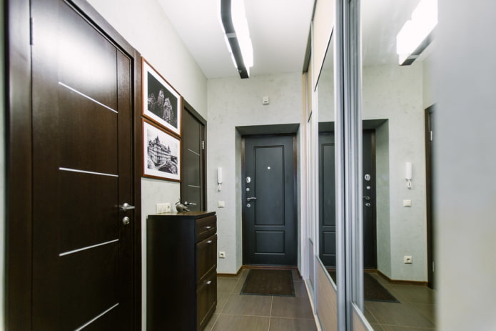 schmaler Flur mit Schrank
