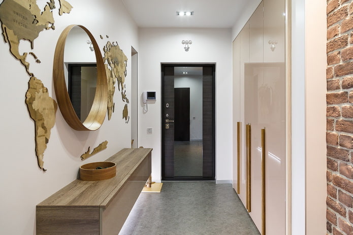 Einbauschrank mit glänzenden Fassaden
