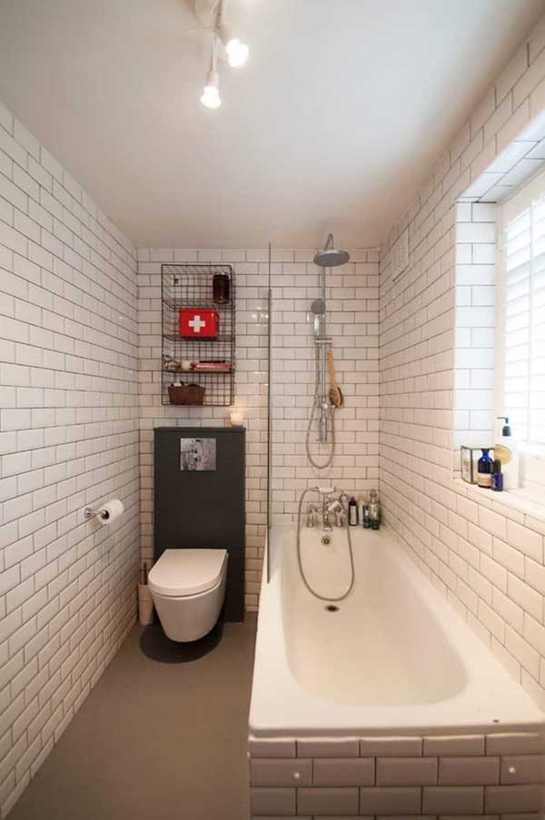 Toilette neben der Badewanne