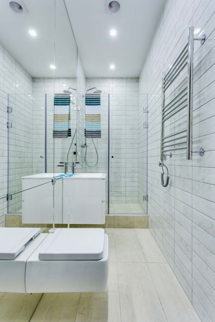 helles Zimmer mit Dusche