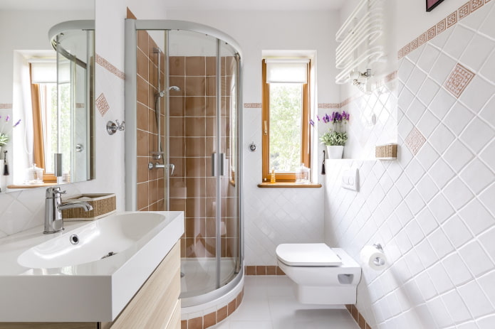 schmales Badezimmer mit Fenster