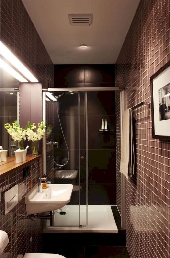 Dunkle Wandgestaltung im Badezimmer