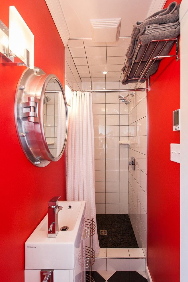 rotes Badezimmer