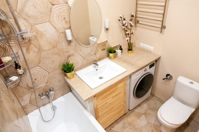 Holzähnliche Fliesen im Badezimmer
