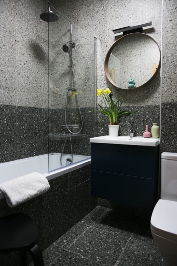 schwarze Fliesen im Badezimmer