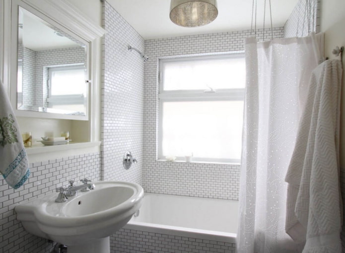 kleine Fliesen im Badezimmer
