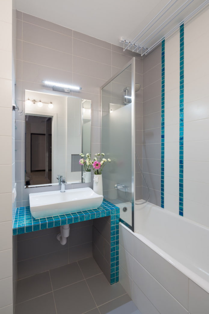 modernes Badezimmer im minimalistischen Stil