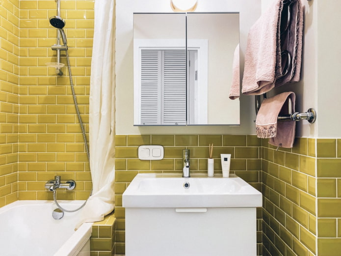 Gelbe Fliesen im Badezimmer