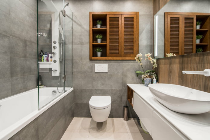 Schrank in einer Nische über der Toilette