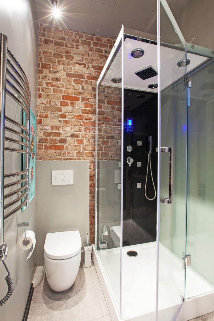 Ziegelwand im Badezimmer