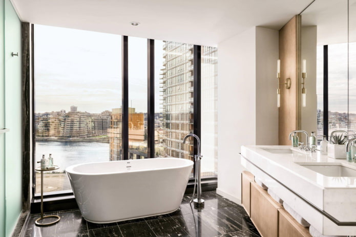 raumhohe Fenster im Badezimmer