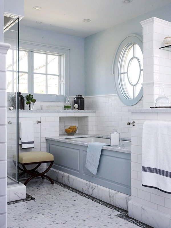 rundes Fenster im Badezimmer