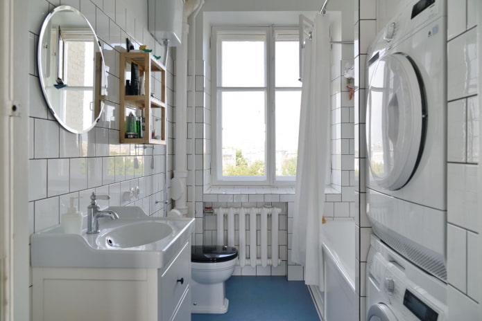 große Fensteröffnung im Badezimmer