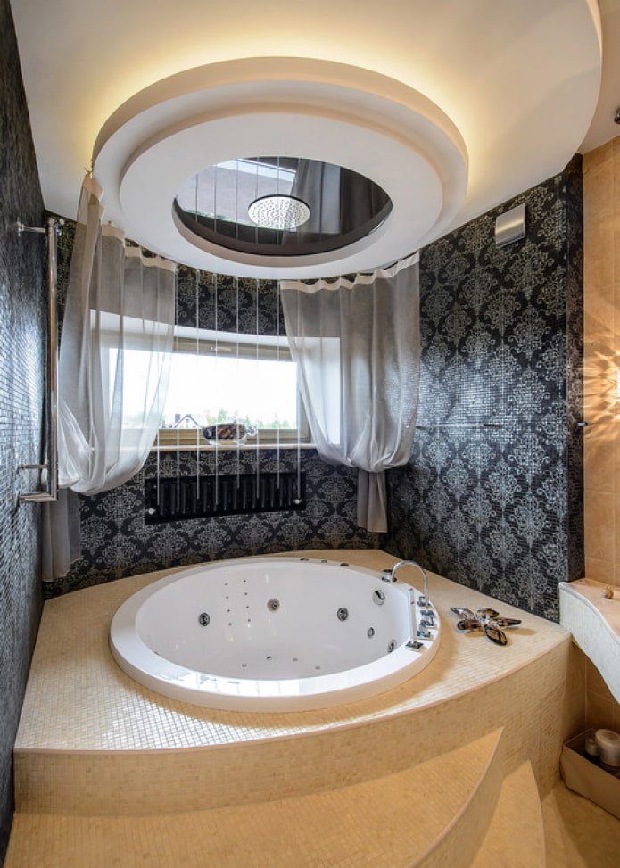 Tüll über der Badewanne