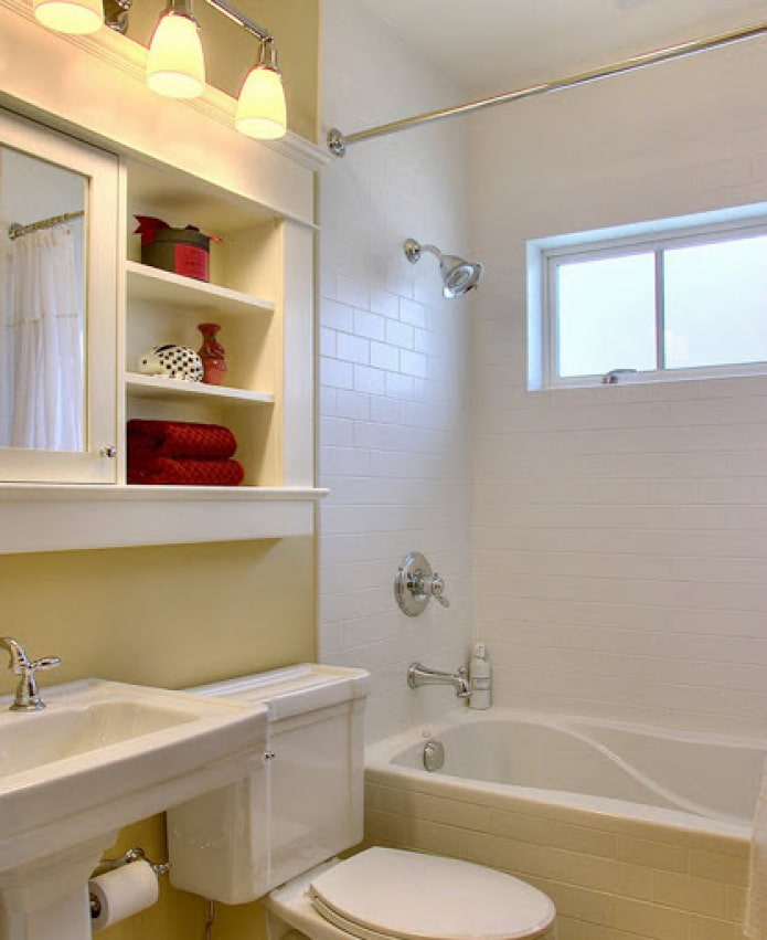 Badezimmer mit Fenster in der Küche