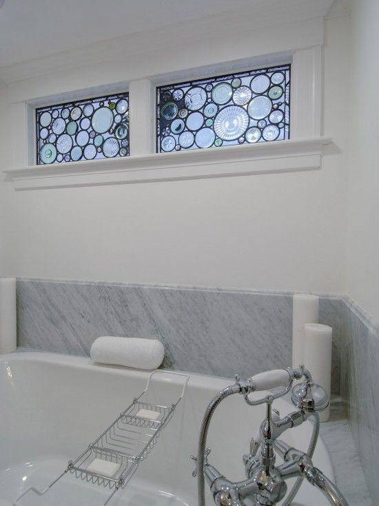 So dekorieren Sie ein Fenster im Badezimmer