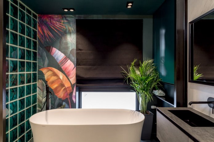 Badezimmer mit Fenster