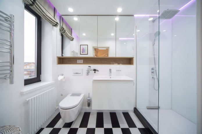 schmales Fenster im Badezimmer