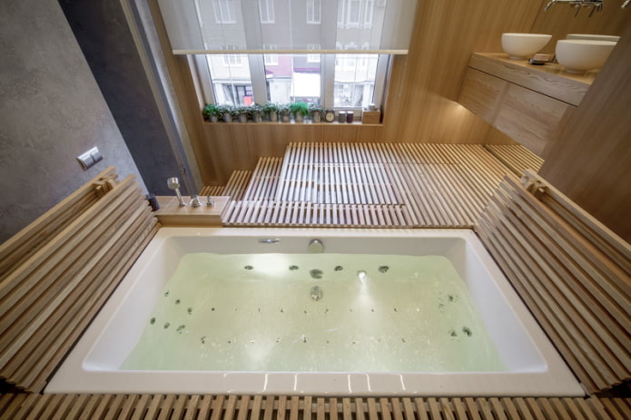 Badezimmer auf einem Podium mit Fenster