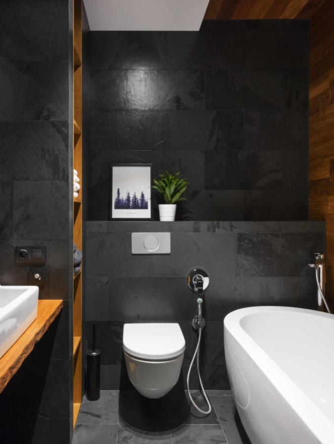 Schwarze Fliesen im Badezimmer