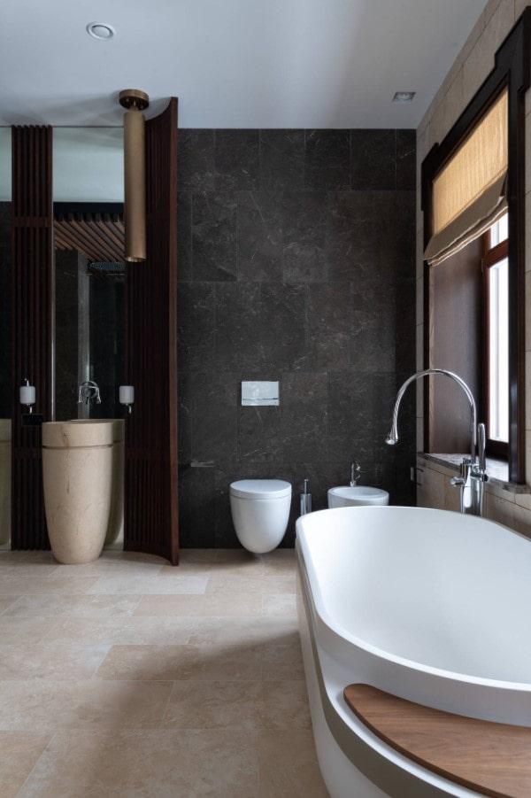 schwarze Wände im Badezimmer