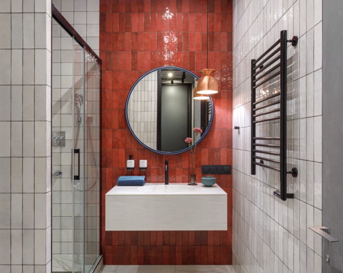 Rote Fliesen im Badezimmer