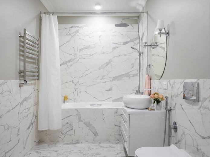 Wände und Boden im Badezimmer, mit den gleichen Fliesen ausgelegt