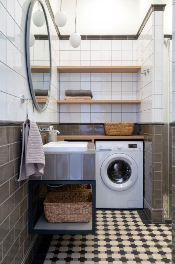 offene Regale im Badezimmer