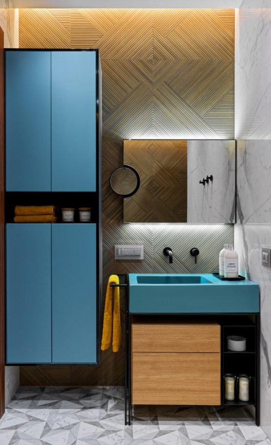 Blaues Waschbecken im Interieur