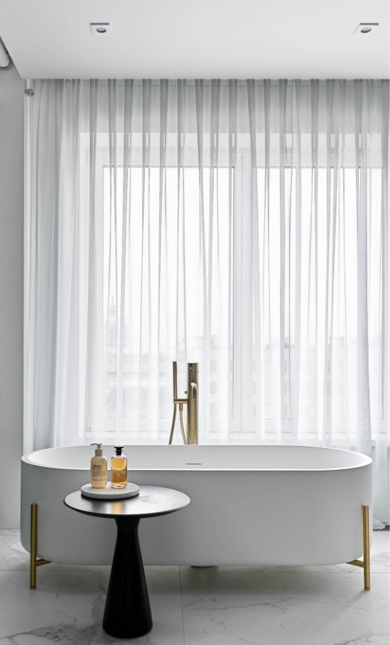 Badezimmer mit großem Fenster