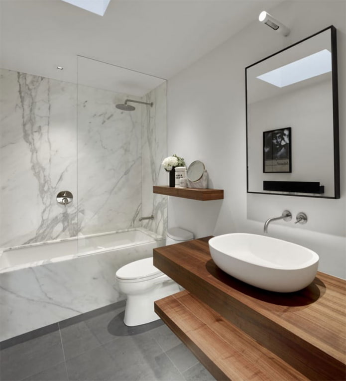 Gestrichene Decke im Badezimmer